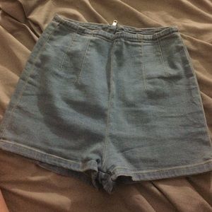 Super cuteeeee pin up Jean shorts.