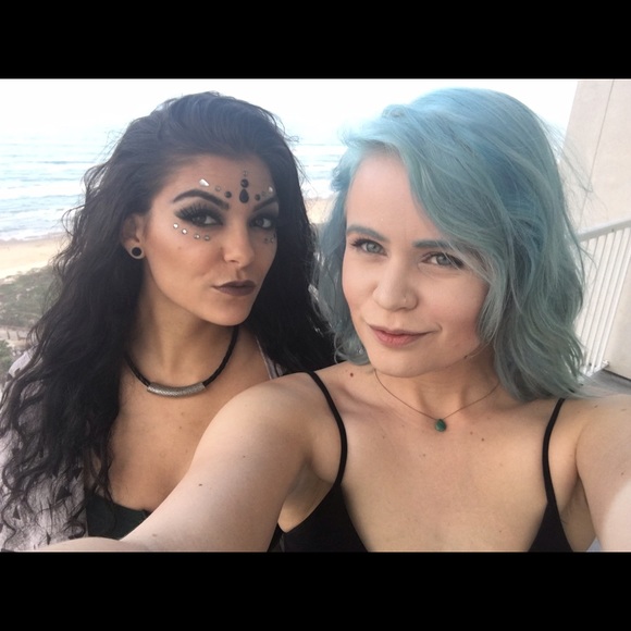 Meet your Posher, Christina - Picture 2 of 4