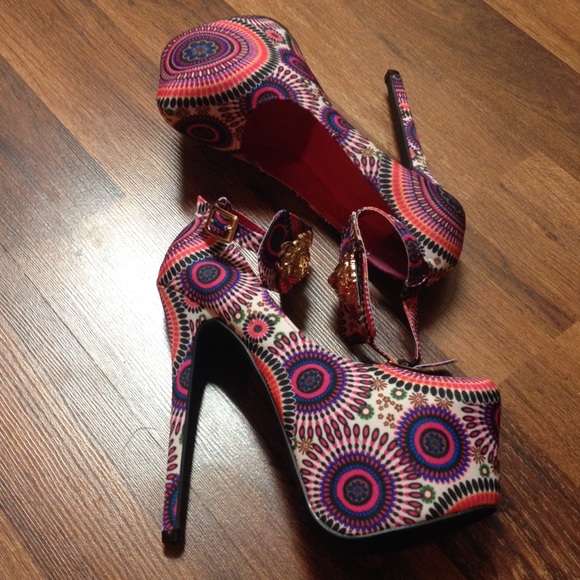 Amazing pumps with lion embellished ankle strap