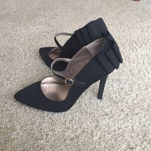 cute elegant 4.25" black pumps with bow in back