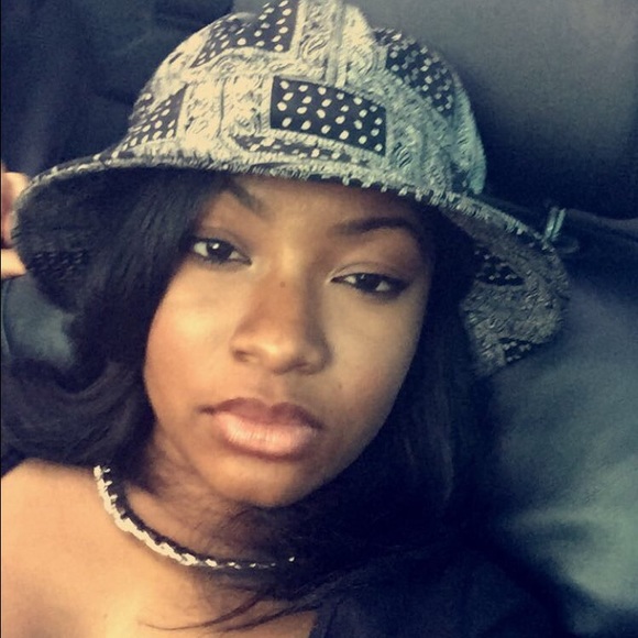 Meet your Posher, Saroya - Picture 1 of 1