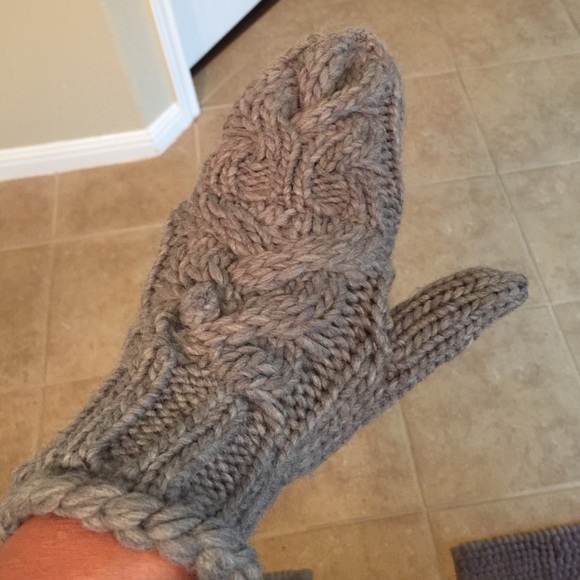 Grey mittens