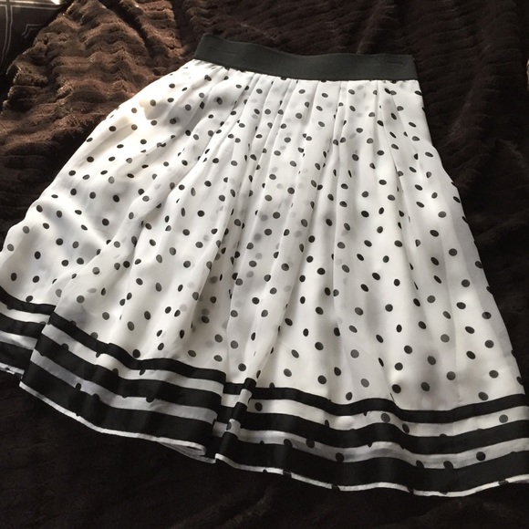 White House black market chiffon skirt size 4