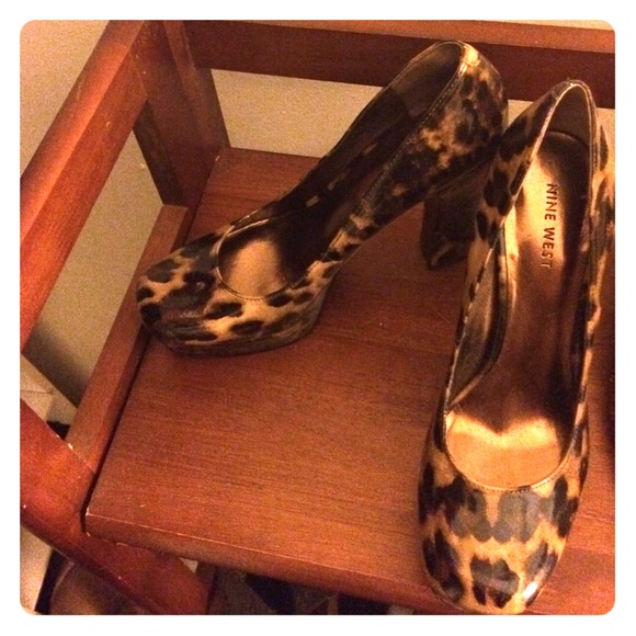 Nine West Shoes - Size 6.5, too small for me! Only wore 1x.