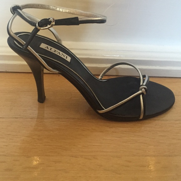 sandals - Picture 2 of 4