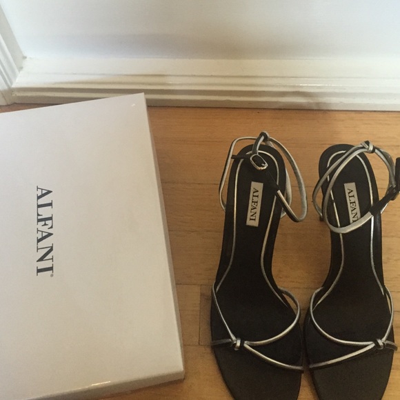 sandals - Picture 4 of 4