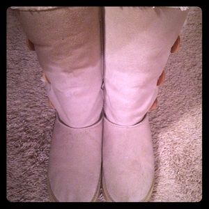 UGG Boots sz 6: on hold