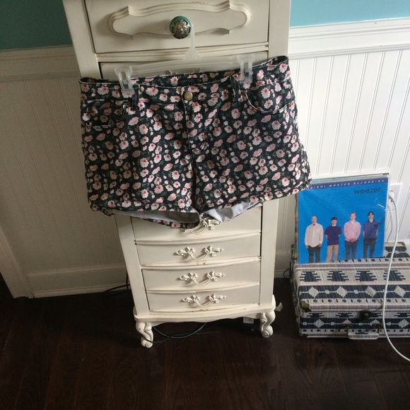 Forever 21 floral shorts - Picture 1 of 3