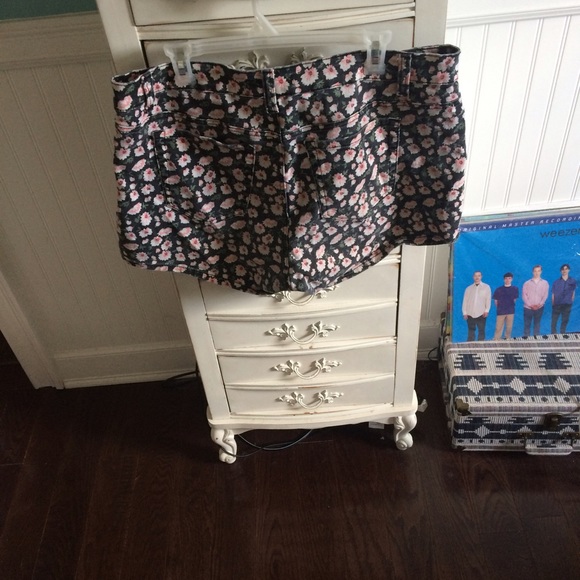 Forever 21 floral shorts - Picture 2 of 3