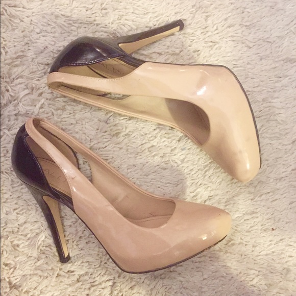 💥SOLD ON EBAY💥 ALDO black & tan patent pumps.
