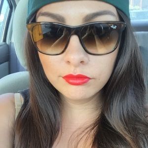 Meet your Posher, Elena