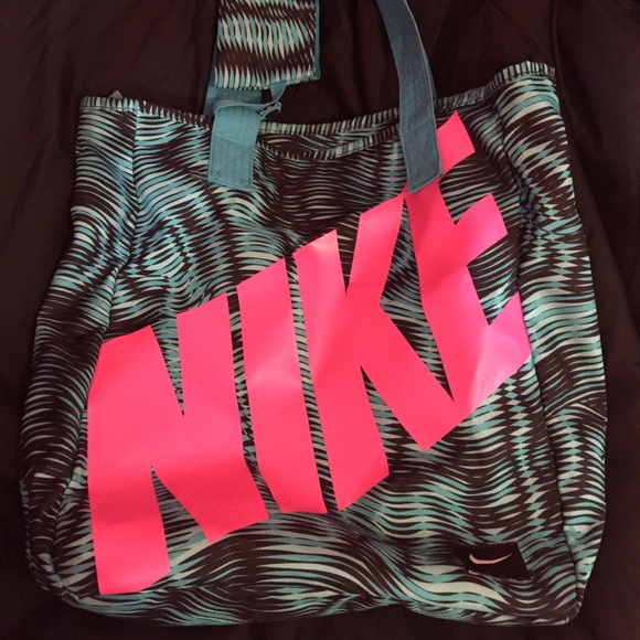 Nike Accessories - Like new Nike gym bag