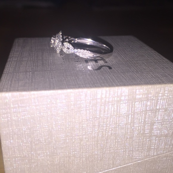 Zales engagement ring - Picture 2 of 4
