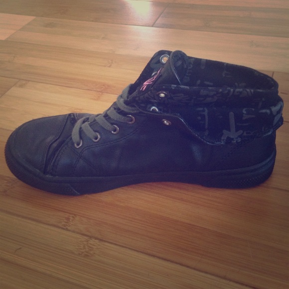 NEVER WORN ROCKET DOG SNEAKS