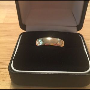 14 karat gold men's wedding band