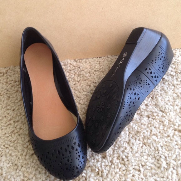 Black Tribal Cut-Out Round Toe Wedges CL Laundry