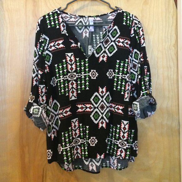 Adorable Francesca's tribal pattern top. Size L