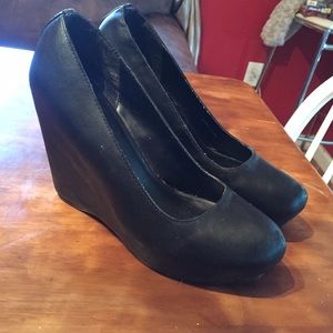 All over leather wedge
