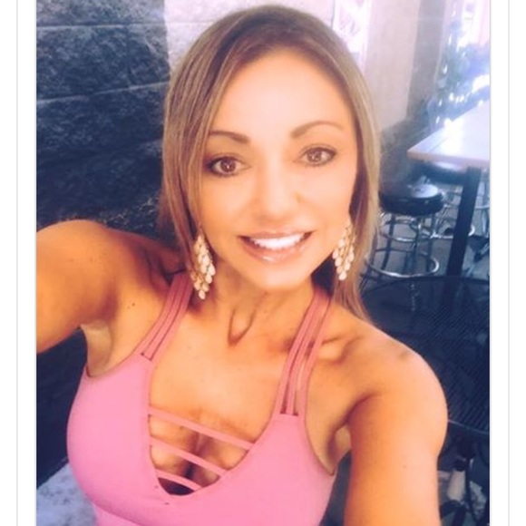 Meet your Posher, Claudia - Picture 2 of 3