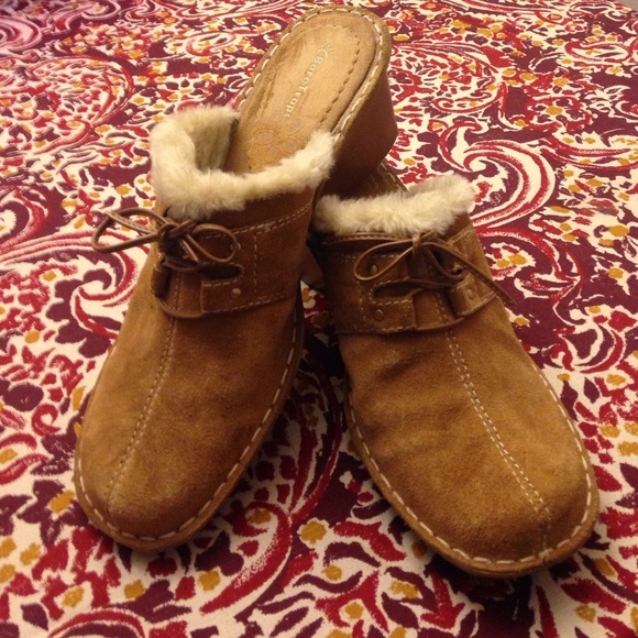 Bare Traps clogs