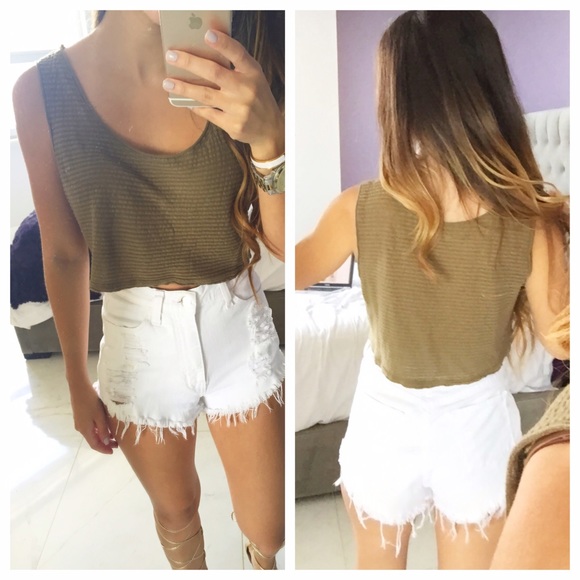 ❌ SOLD ❌ Army Green Crop Top - Picture 2 of 2