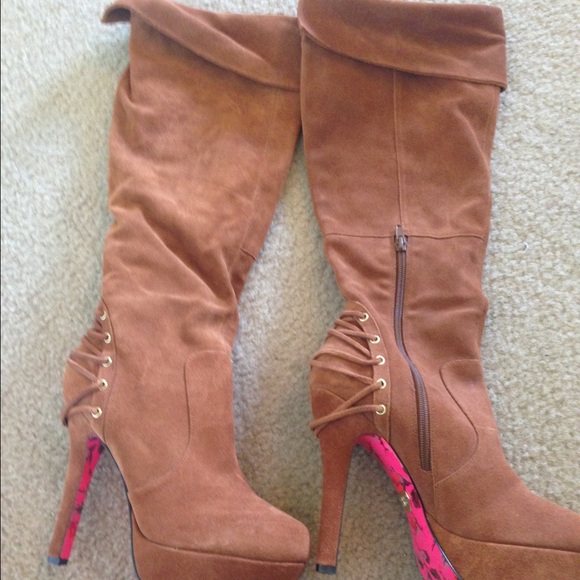 New Betsey Johnson suede boots size 9