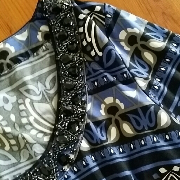 Fun patterned top - Picture 2 of 3