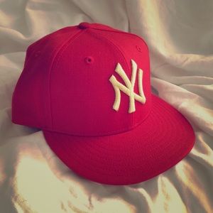 Ladies Yankees MLB Team cap. Fitted.