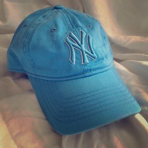 Ladies Yankees MLB Team buckle closure