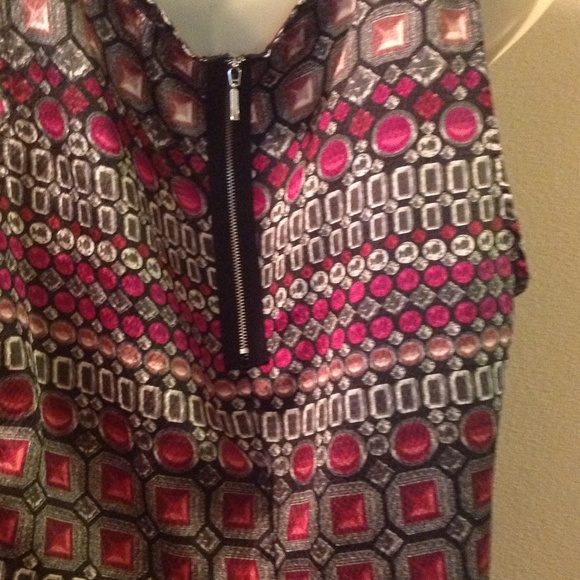Colorful,sleeveless top - Picture 3 of 4
