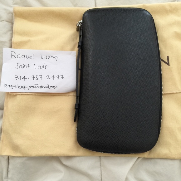Louis Vuitton Taiga Atoli wallet