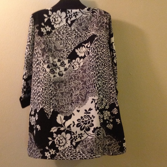 Black and white top. - Picture 2 of 3