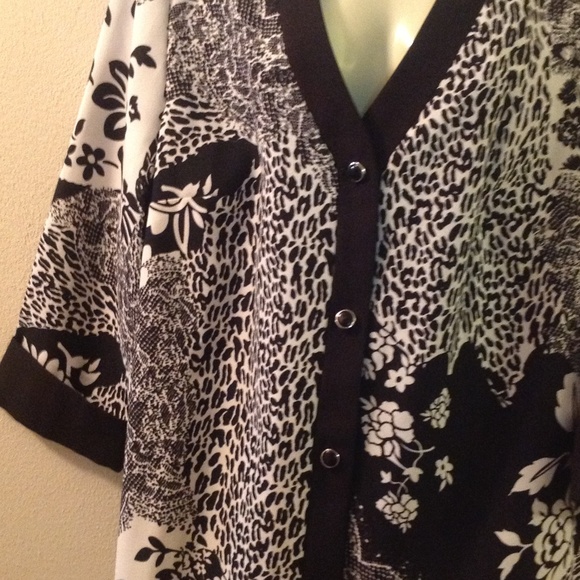 Black and white top. - Picture 3 of 3