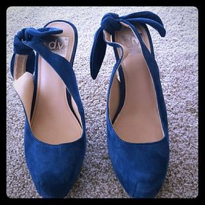 Blue suede punps