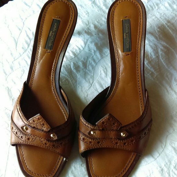 Authentic LOUIS VUITTON.