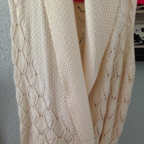 SOLD💟Elie Tahari wrap - Picture 4 of 4