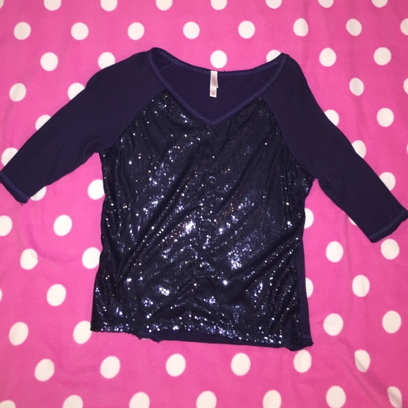 Navy blue quarter length sleeve shirt