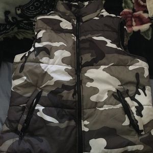 77 camo fleece lined vest in like new condition