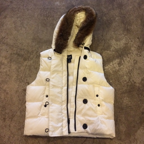 Cream colored GAP vest with fur lined hood. Size M
