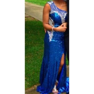 Stunning prom dress!