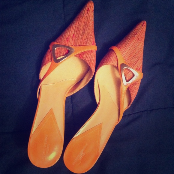 Brand new, retro-style kitten heels