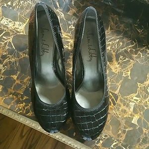 Black round toed pump