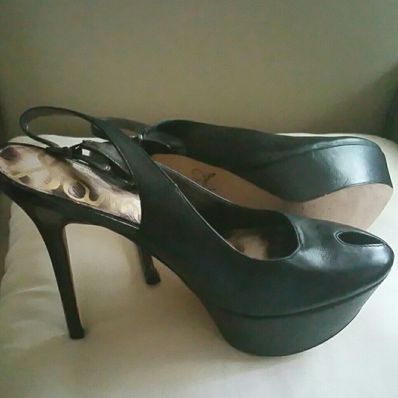 Black peep toe Pump