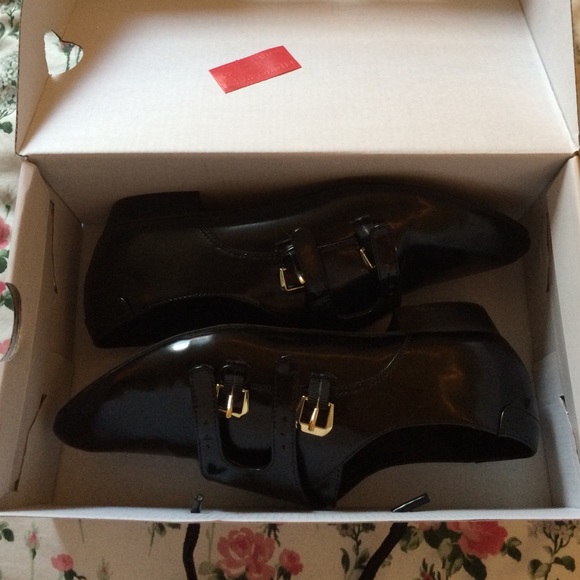Black patent shoes