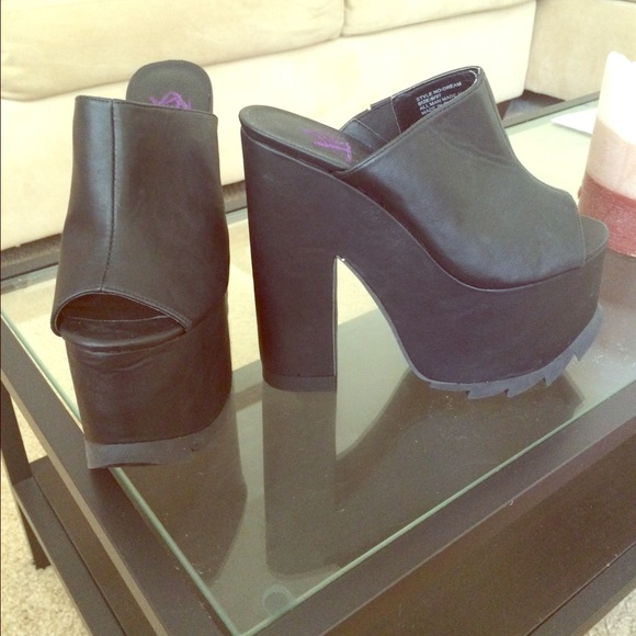 Brand new YRU chunky platform heels