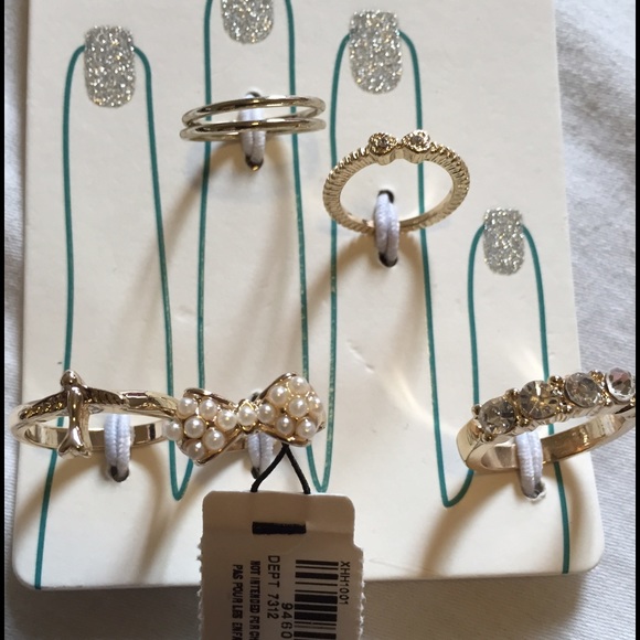 Set of 5 Gold Toned Rings and Bracelet - Picture 2 of 4