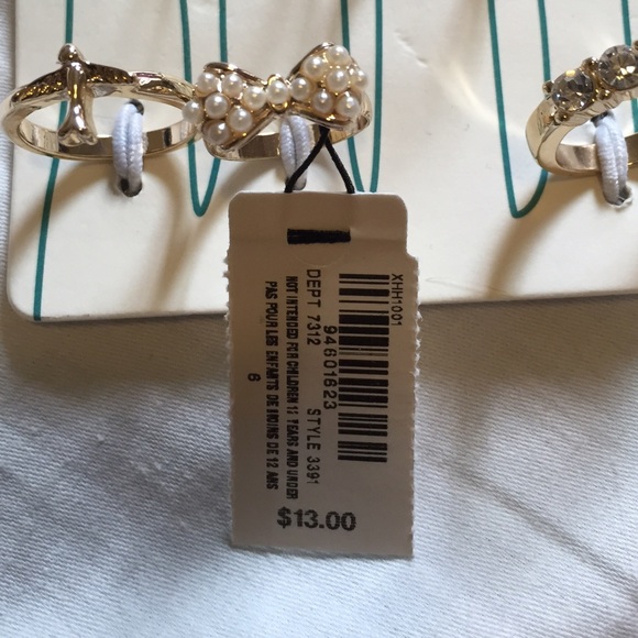 Set of 5 Gold Toned Rings and Bracelet - Picture 3 of 4