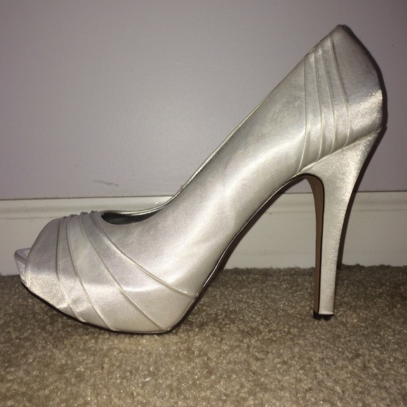 white pumps size 10