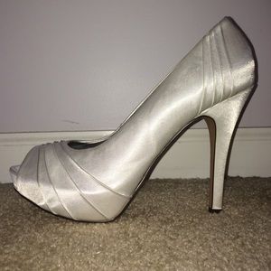 Jacqueline Ferrar Satin White Pumps size 10