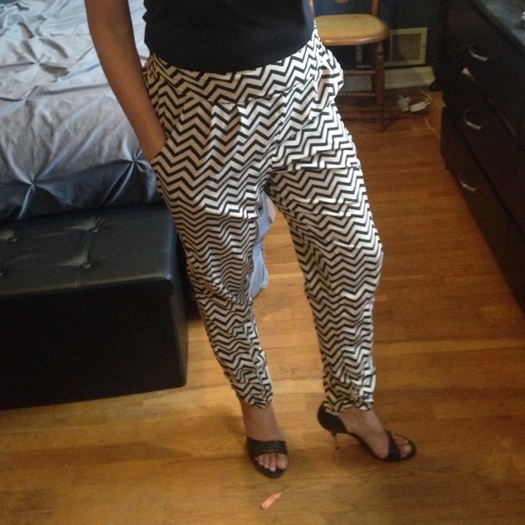 Dizziri Pants - Graphic Tapered Pants.